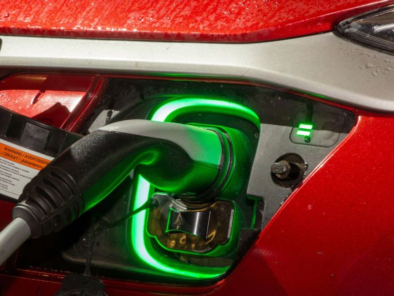 Elektroauto wird aufgeladen (Symbolfoto).