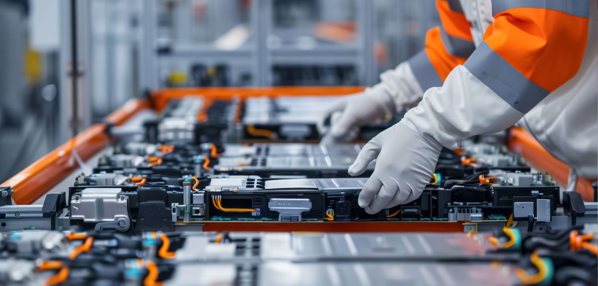 KI-Bild einer Batterie-Produktion.