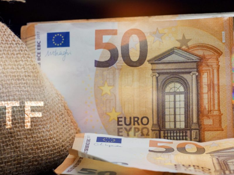 Ein Jutebeutel, auf dem ETF steht, und Euroscheine