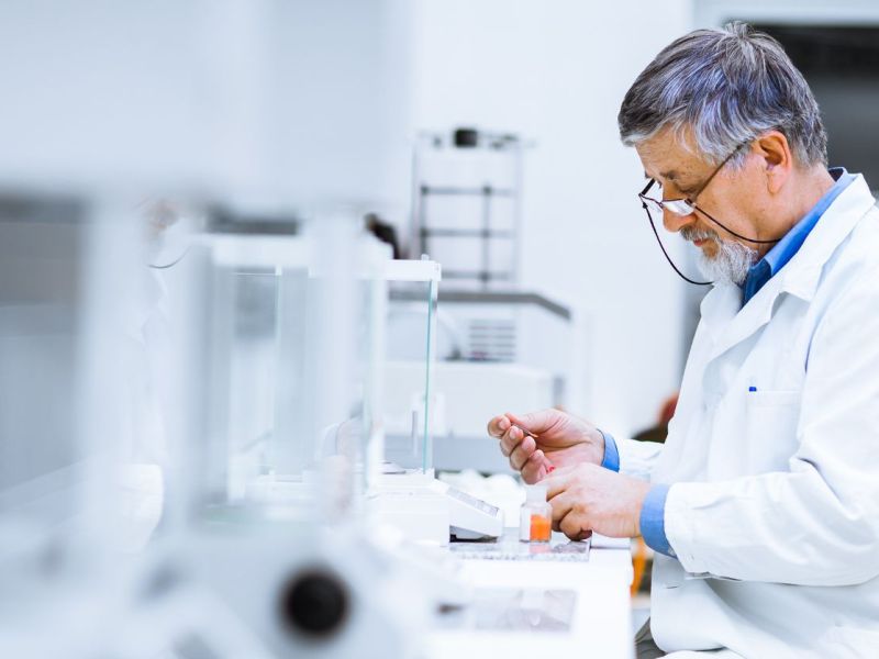 Forscher im Labor bei einer Probe-Analyse.
