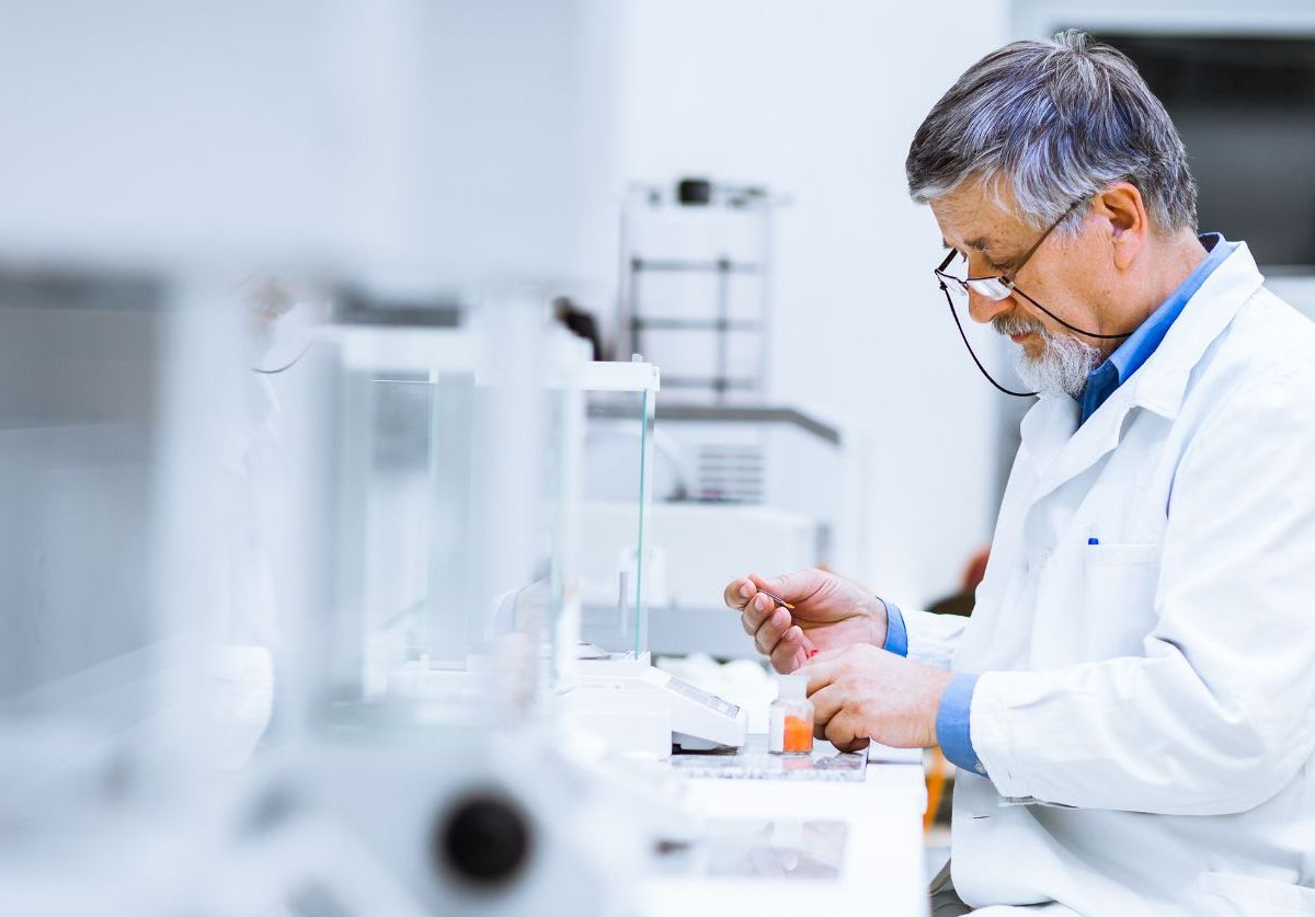 Forscher im Labor bei einer Probe-Analyse.