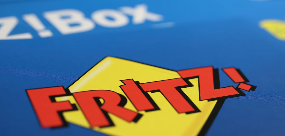 Das Zeichen der FritzBox auf blauem Hintergrund.