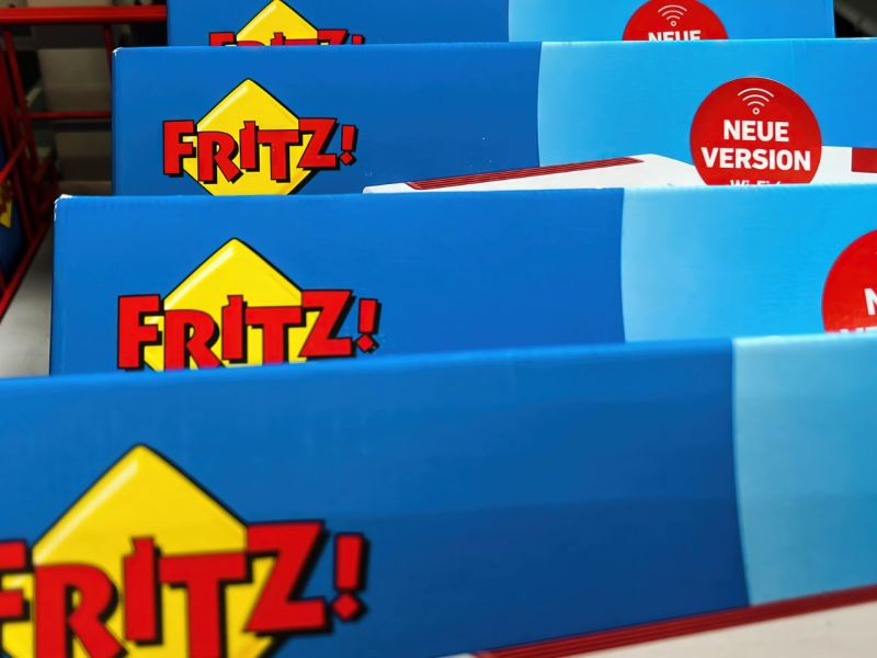 Mehrere FritzBox-Symbole in einer Ladenauslage.