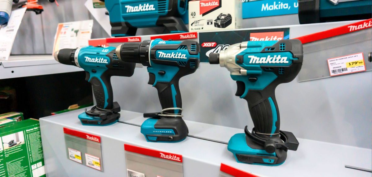 Makita Akku-Schlagschrauber in der Auslage eines Geschäfts.