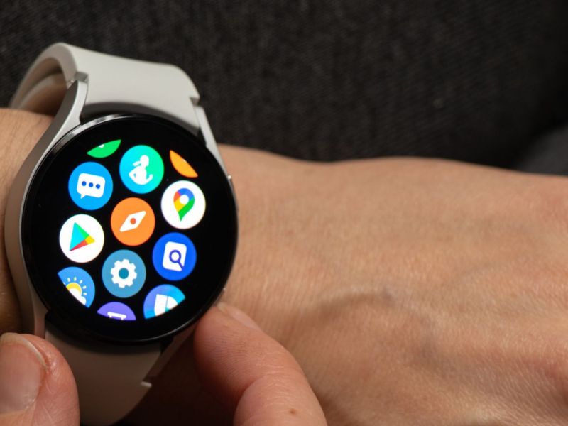 Eine Galaxy Watch, die bedient wird.