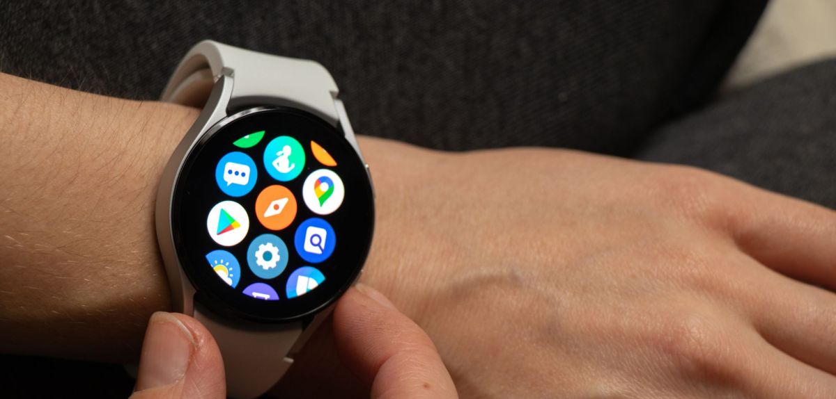 Eine Galaxy Watch, die bedient wird.