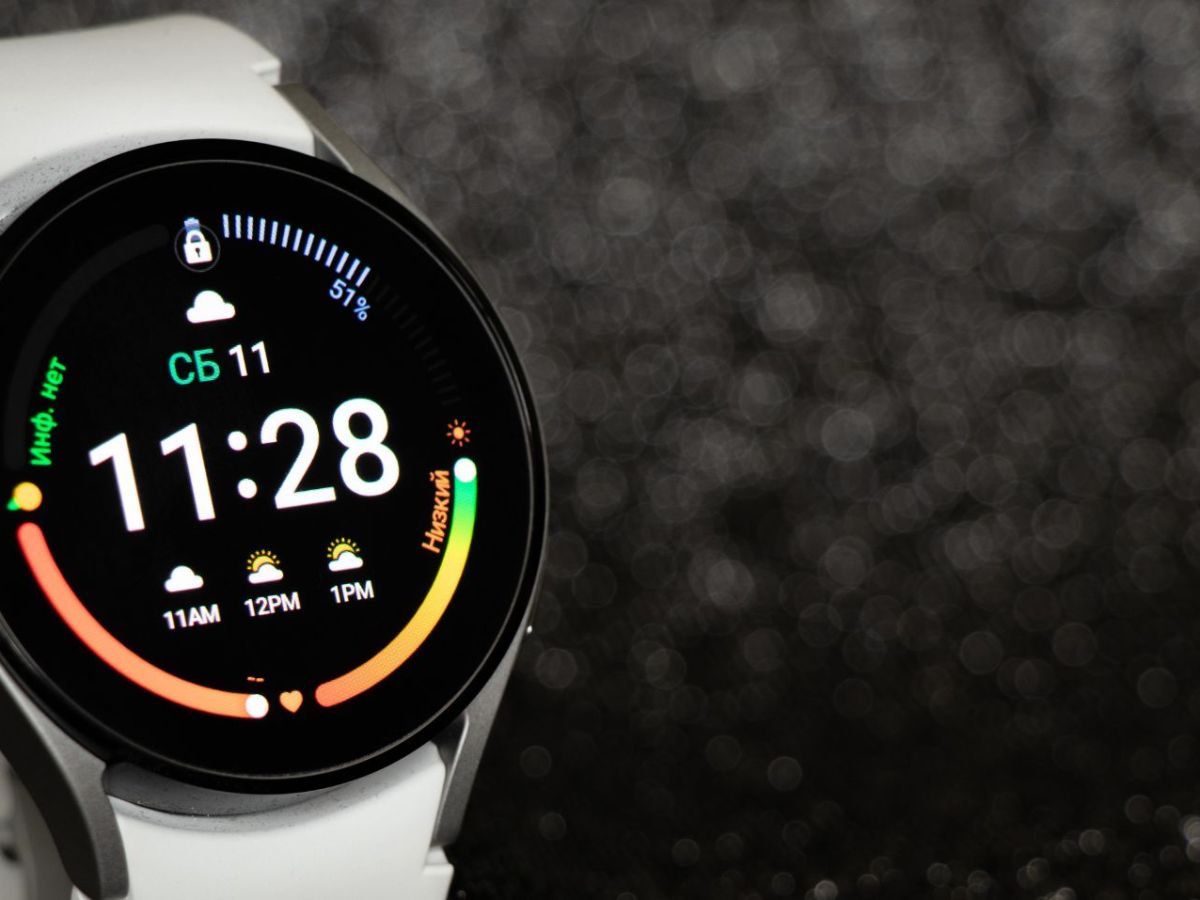 Samsung Galaxy Watch mit weißem Armband.
