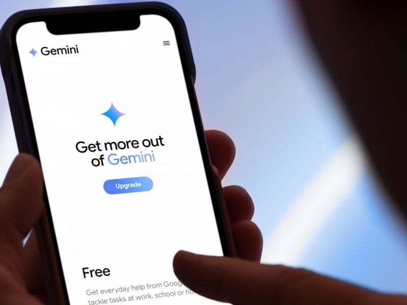Eine unbekannte Person hält ein Smartphone in der Hand. Zu sehen ist die Anwendung Gemini.