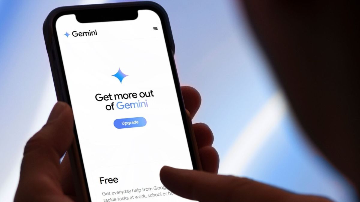 Eine unbekannte Person hält ein Smartphone in der Hand. Zu sehen ist die Anwendung Gemini.