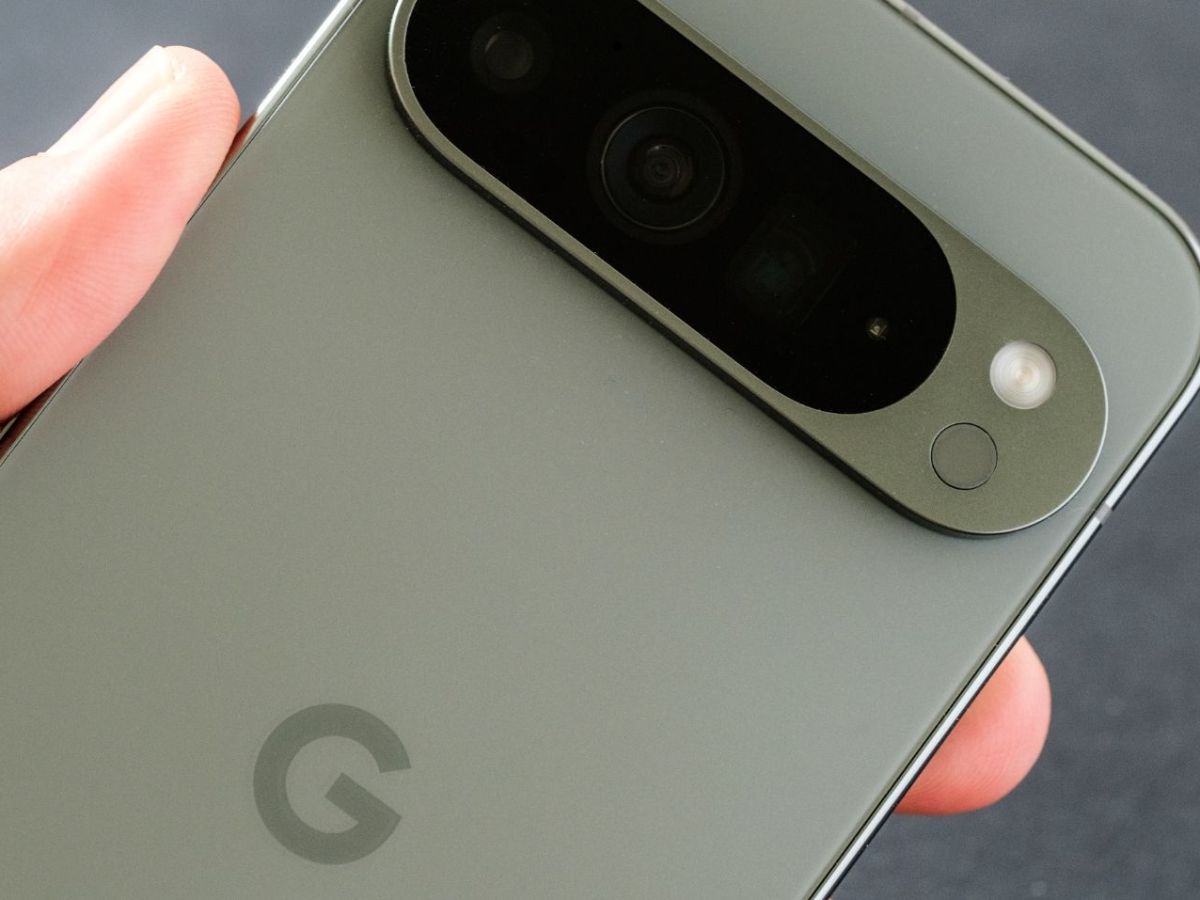 Person hält ein Google Pixel-Handy in der Hand