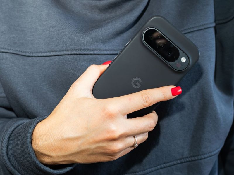 Person hält ein Google Pixel-Handy in der Hand.