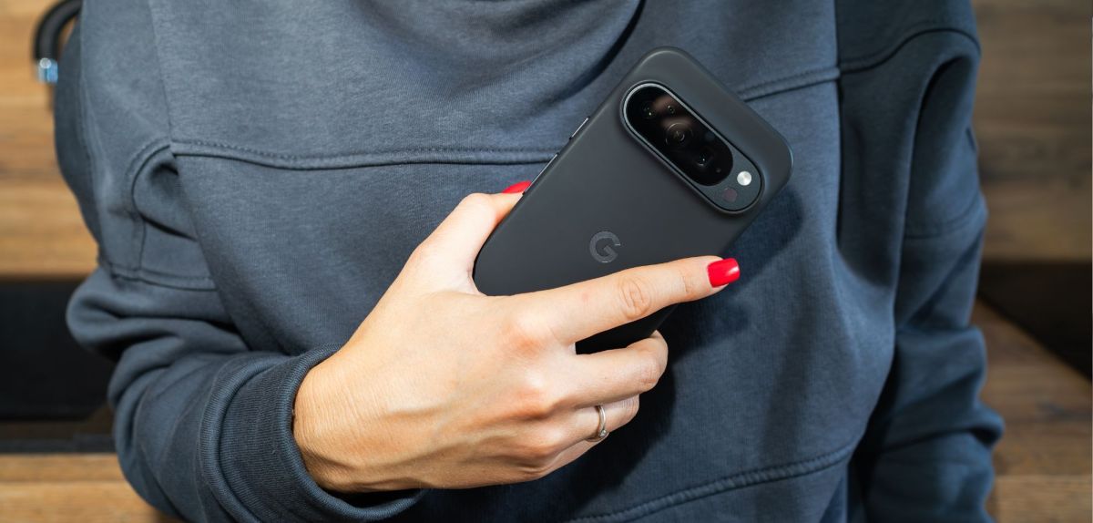 Person hält ein Google Pixel-Handy in der Hand.