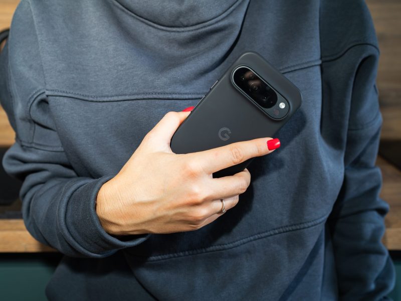 Person, die Google Pixel-Handy in der Hand hält.