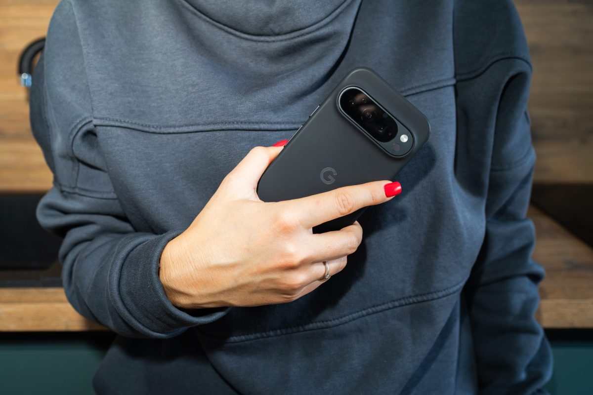 Person, die Google Pixel-Handy in der Hand hält.
