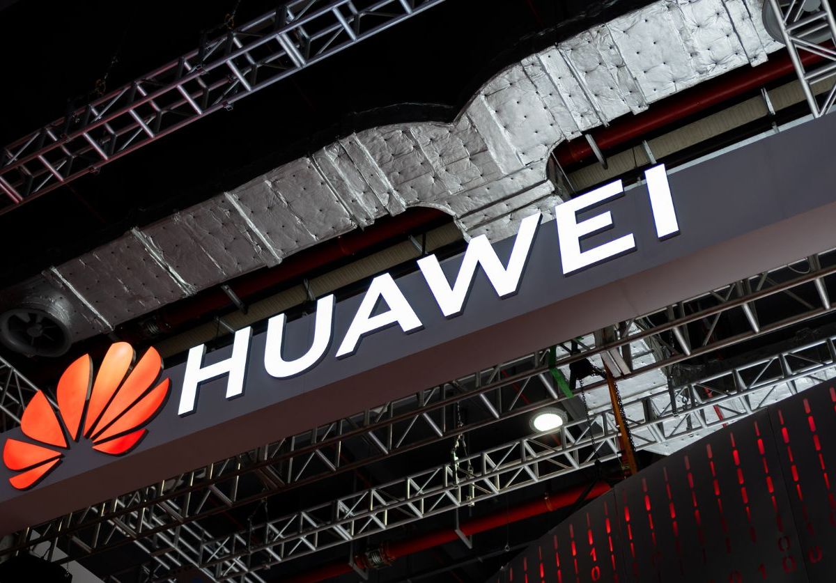 Huawei-Logo an einem Gebäude.