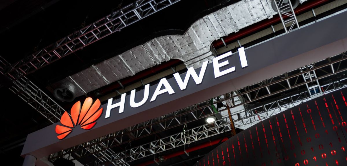 Huawei-Logo an einem Gebäude.