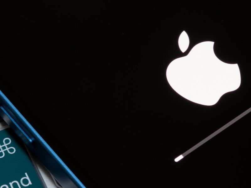 Auf einem iPhone wird ein Apple-Update angezeigt