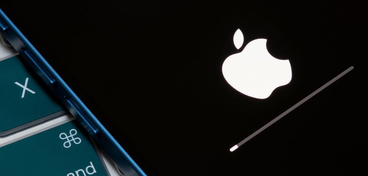 Auf einem iPhone wird ein Apple-Update angezeigt