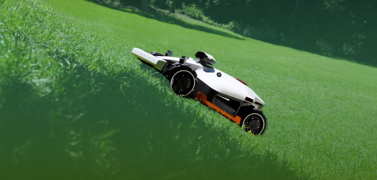 MAMMOTION LUBA 2 AWD 3000 an einem Hügel