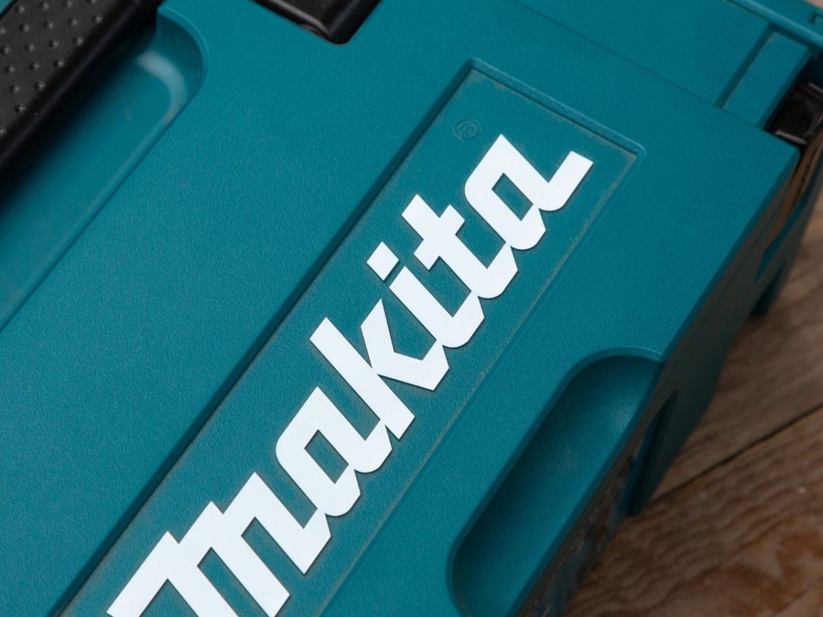 Makita-Logo auf einem Werkezeug-Kasten.