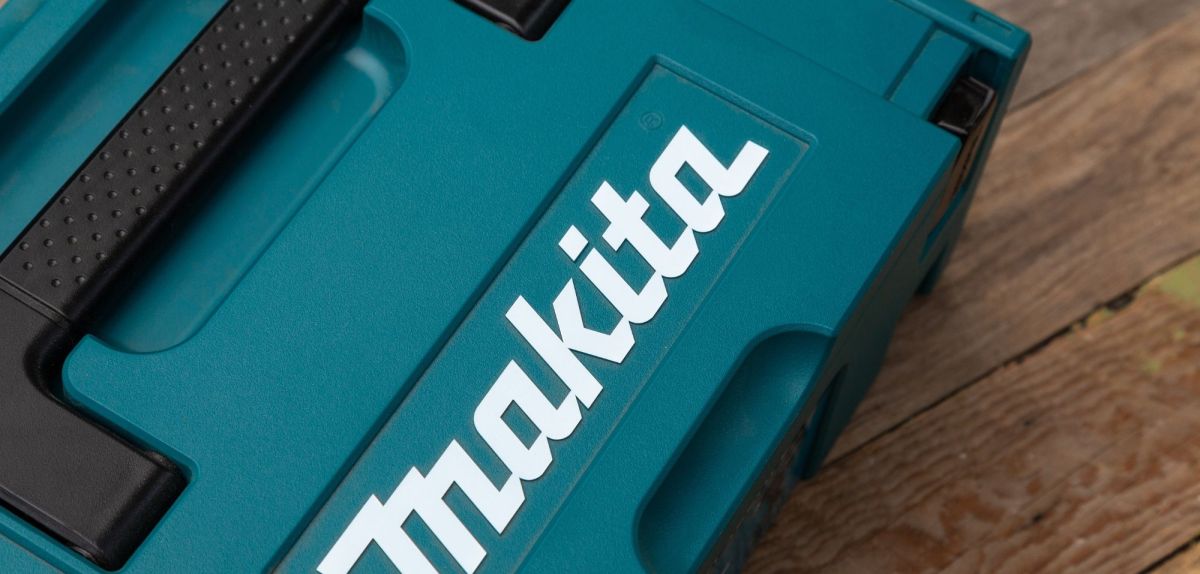 Makita-Logo auf einem Werkezeug-Kasten.