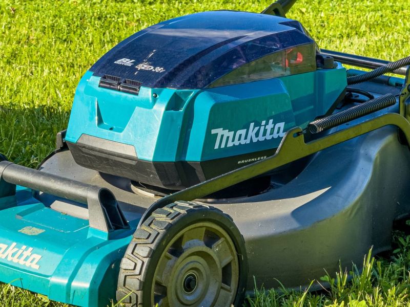 Ein Makita-Akku-Rasenmäher bei der Arbeit.