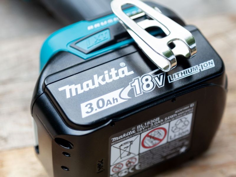 Makita-Akku an einem Schrauber auf einem Tisch.