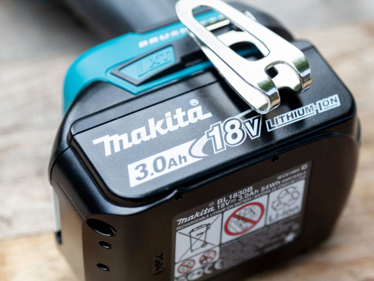 Makita-Akku an einem Schrauber auf einem Tisch.
