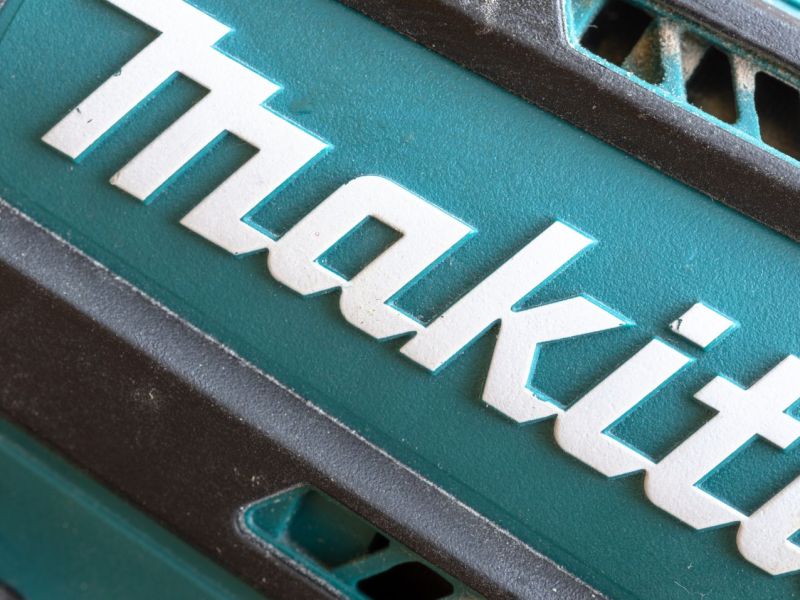 Makita-Logo auf einem Werkzeug.