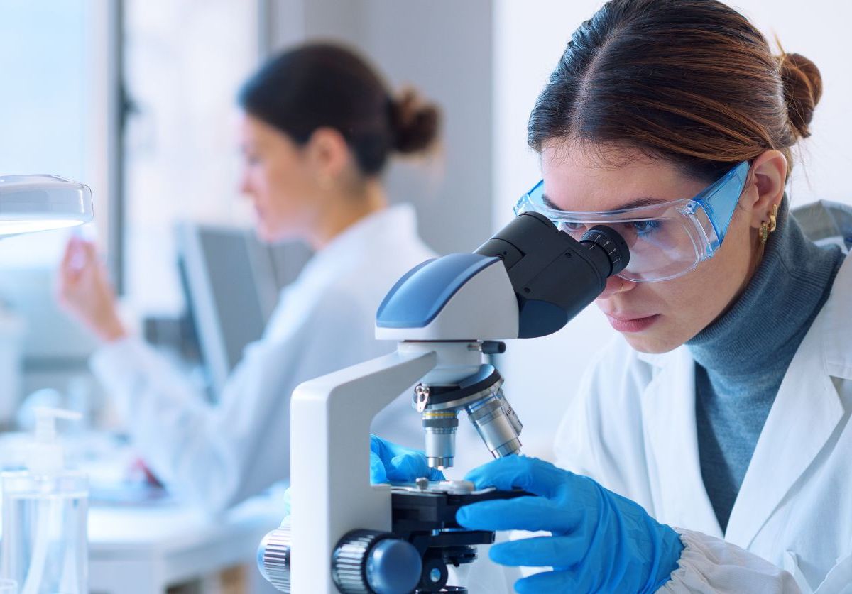 Zwei Frauen im Labor an Mikroskopen.
