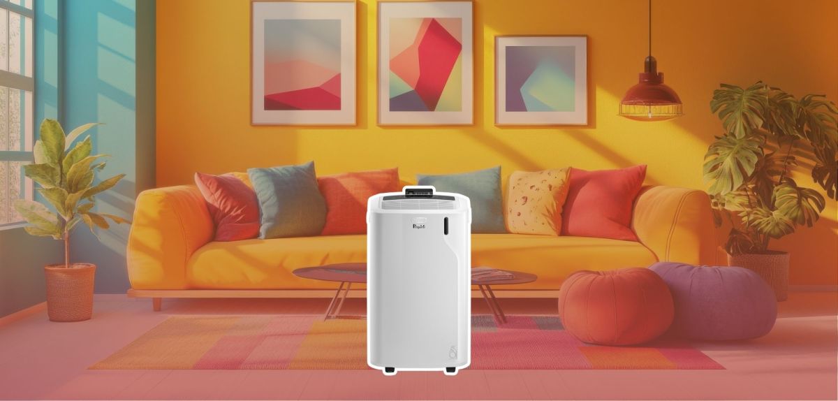 De'Longhi Pinguino PAC EM82 in einem bunten Wohnzimmer