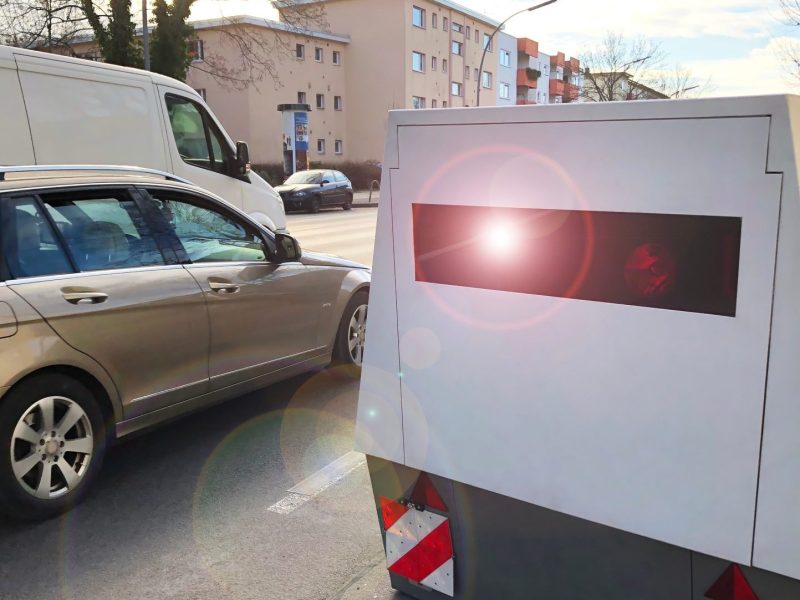 Mobiler Blitzer an der Straße