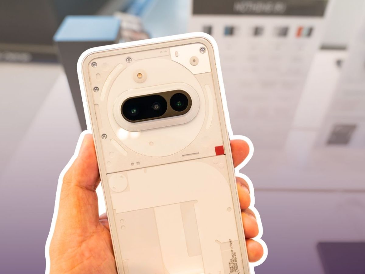 Person hält ein Nothing Phone (3a)