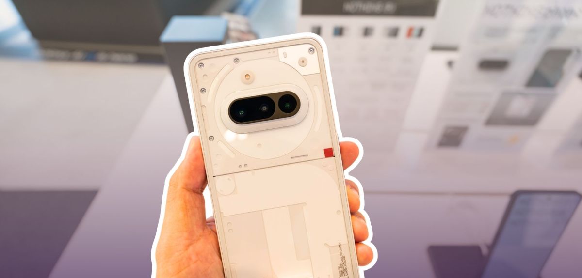 Person hält ein Nothing Phone (3a)
