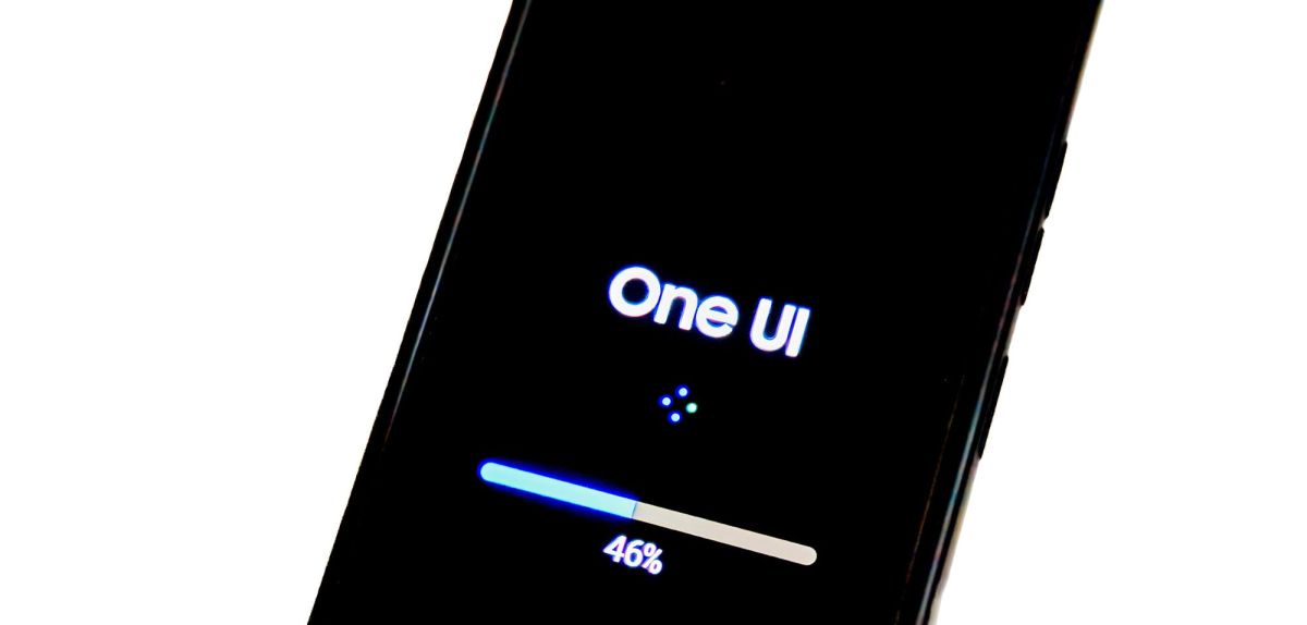Ein Samsung Handy, das gerade ein Update durchführt.