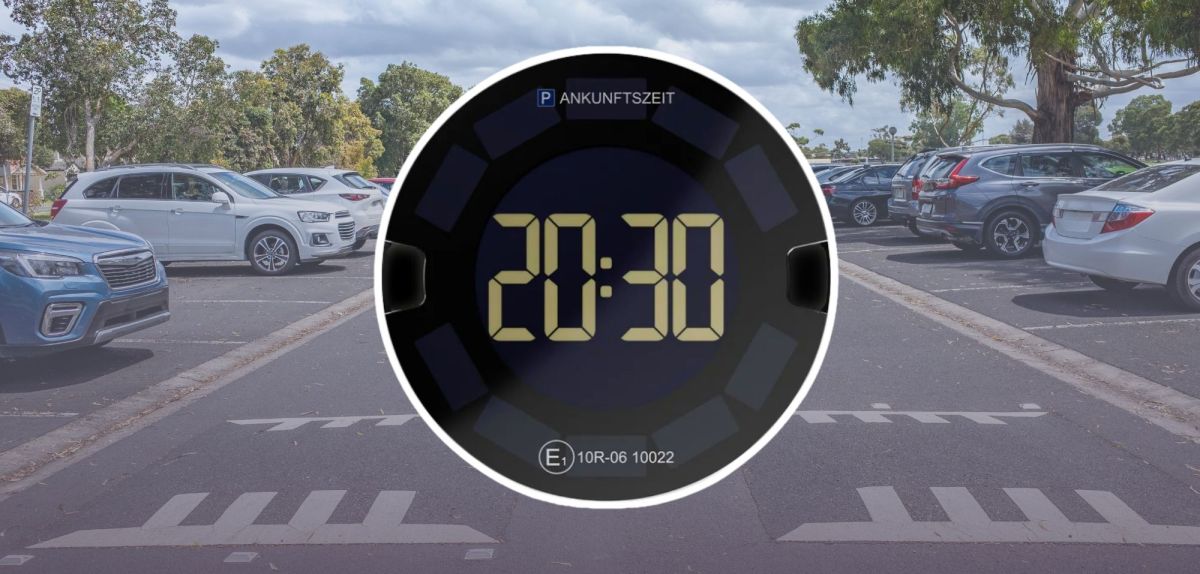 OOONO-Parkscheibe P-Disc 3 vor einem Parkplatz
