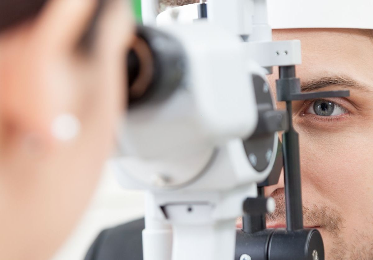 Kontrolluntersuchung beim Optiker.