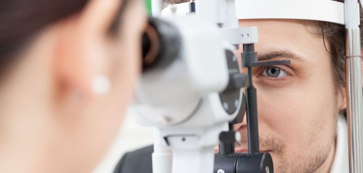 Kontrolluntersuchung beim Optiker.