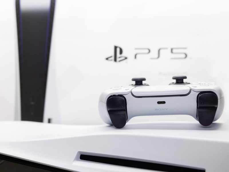 PlayStation 5 mit DualSense-Controller