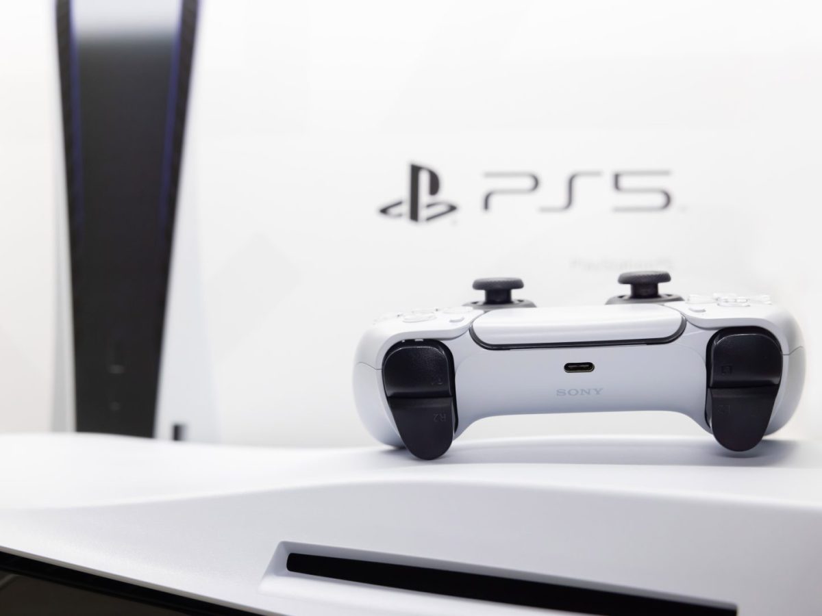 PlayStation 5 mit DualSense-Controller