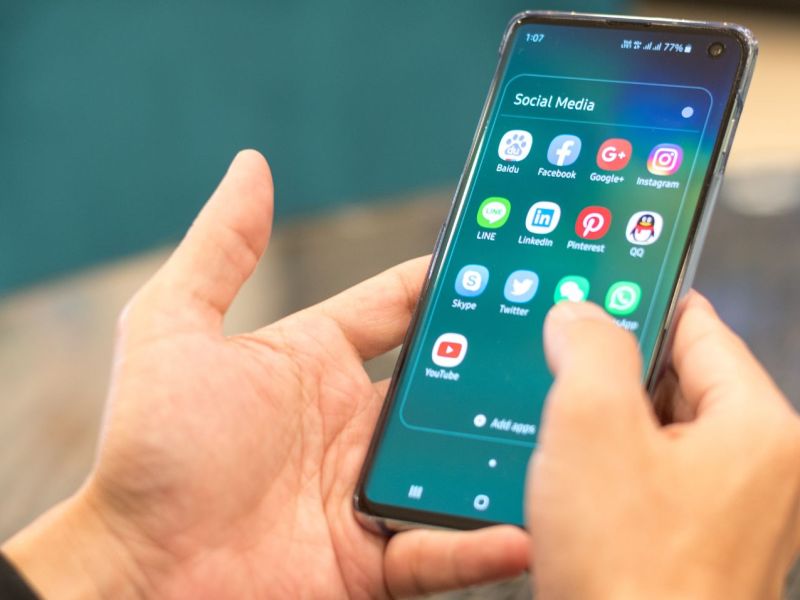 Person hält ein Samsung Galaxy-Handy in der Hand.