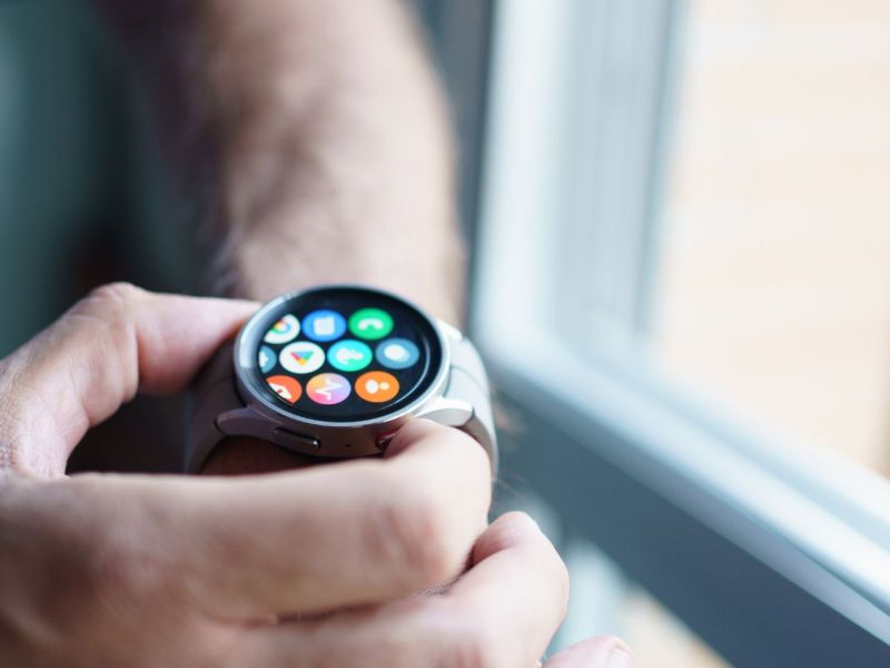Eine Samsung Galaxy Watch, die bedient wird.
