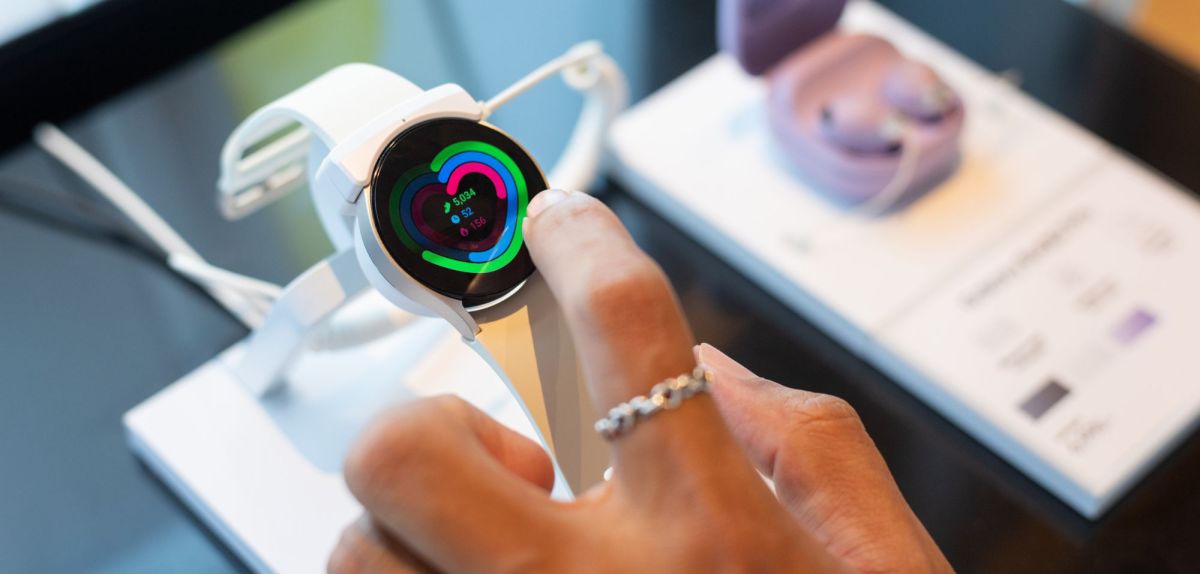 Samsung Galaxy Watch6 in einer Auslage.