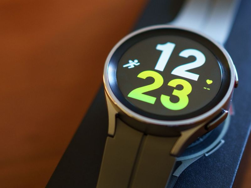 Samsung Galaxy Watch liegt auf einem braunen Hintergrund.