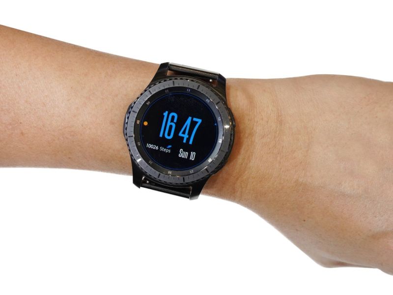 Arm einer Person mit einer Samsung Galaxy Watch am Handgelenk.