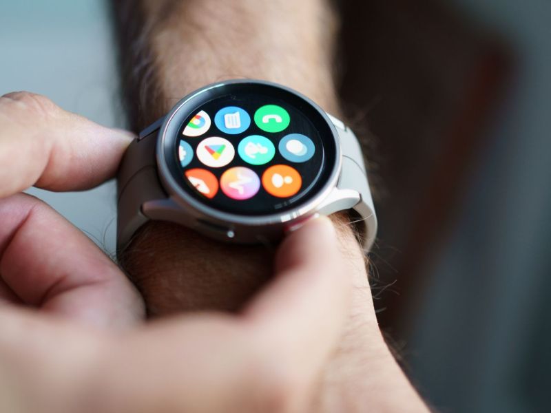 Person mit einer Samsung Galaxy Watch am Handgelenk.