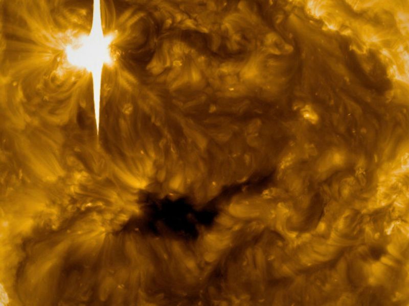 Sonneneruption - zu sehen an dem hellen Blitz oben links auf der Sonne - am 22. Februar 2024.