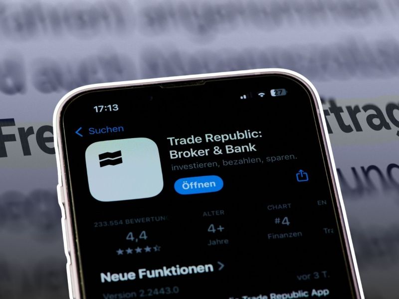 Trade Republic-Logo auf einem Smartphone vor dem Schriftzug 