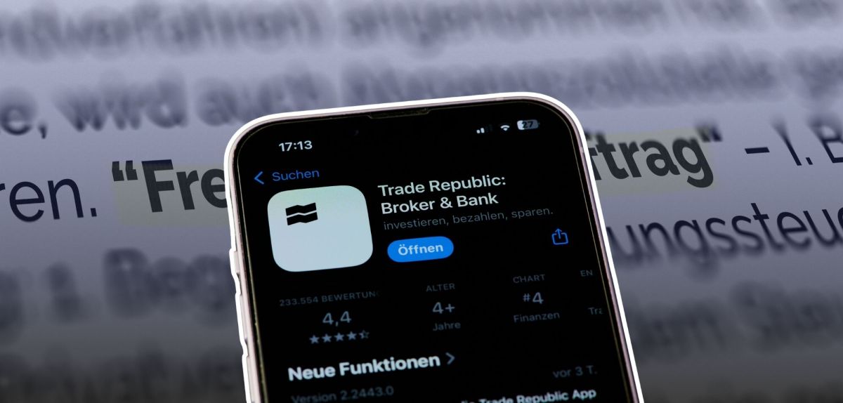 Trade Republic-Logo auf einem Smartphone vor dem Schriftzug 