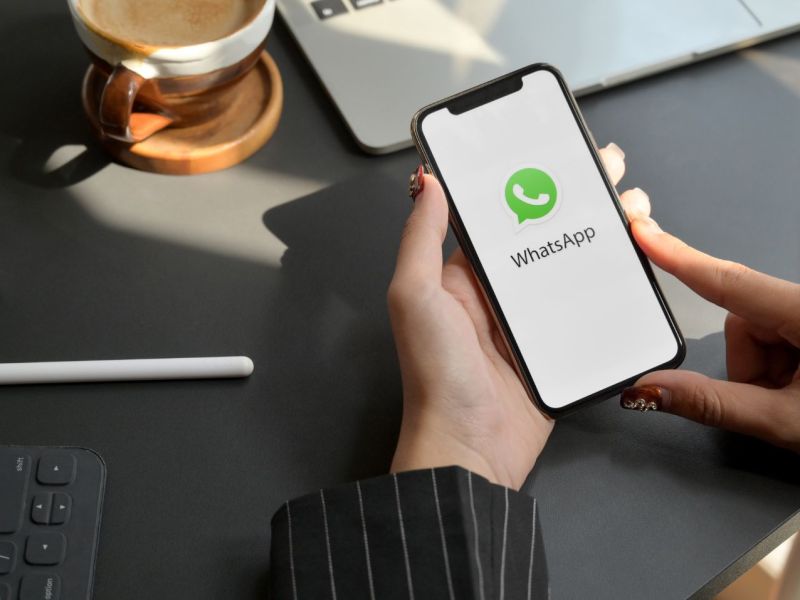 Handy führt ein WhatsApp-Update durch